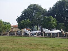 隣には軍事歴史博物館。タンロン城址からも屋外展示の戦闘機がよく見えます。
完全フリーだったら、断然、遺跡より軍事博物館を見学すると思います。
でも、残念ながら、今回は「はじめての」ハノイ、しかも、ひとりで現地係員のガイドつきツアーに参加とあって、おとなしくセットされた観光です。
もし、ふたたび、ハノイに来る機会があれば、是非、見学してみたいものです。