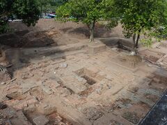 門の上に登って発掘中の遺跡を見ます。