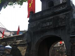 昼ご飯のレストランに向かう前に、バスに少し乗って、昔の城壁にある門を見に行きます。車も通れないような狭い門です。