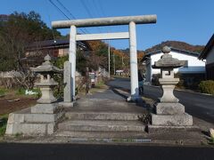 籠神社の裏参道から出て「真名井神社」を目指します。
民家が点々と建つ狭い路地を5分程歩くと、通りの左手に一の鳥居があります。
ここで左折しさらに5分、ゆるやかな坂道がだんだんと山道になってきました。