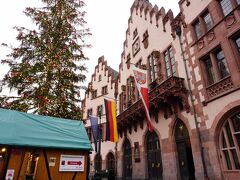 レーマー広場には大きなツリー。