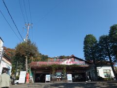 真名井神社から籠神社の裏参道への道を戻り、そこをさらに通り過ぎると、お土産屋さんが並ぶ賑やかな通りに出ます。
通りの右手、坂道の上にケーブルカーとリフトの乗場が見えてきました。