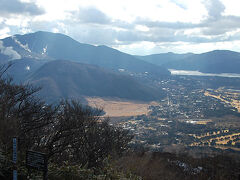 山頂からは箱根が一望できます。芦ノ湖も見えました。