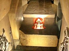 パカル王の墓室は9ｍ×4ｍの広さがあり、その室内壁には9人の夜の王として、パレンケ歴代の王のレリーフが刻まれていた。
そして、石棺の蓋には精巧なレリーフが施されていた。

石棺の上に刻まれた精巧なレリーフはその芸術的な美しさからも非常に有名なのだが、長年、パカル王に関する多くの憶測を生み出してきたことでも知られている。

パカル王自身は、西暦615年に即位し、70歳台まで生きたとされる長寿の王。
当時のマヤの人達の平均寿命から考えたら、パカル王は倍近く長生きしたことになる。
これは、当時の常識からしたら非常にレアなケースで、まずありえないこと。

故にパカル王には何か秘密があるのではないか…と密かに囁かれ、その秘密が石棺の蓋に隠されていると考える学者もいた。

(写真：国立人類学博物館/メキシコシティ に展示してあるパカル王の埋葬風景)