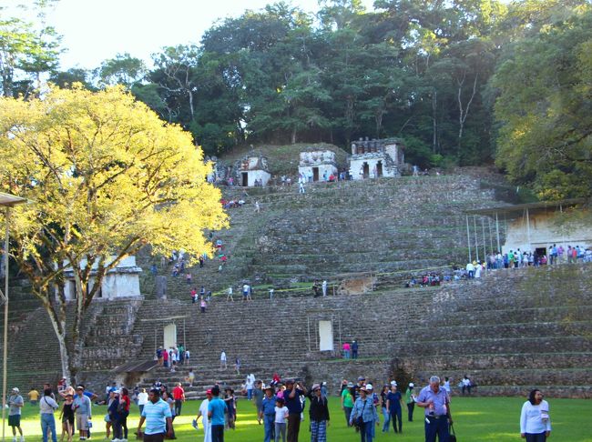 遺跡入口から5分で遺跡本体のグランパレスと呼ばれる広場へと到着。<br />ガイドさんもちょっと焦り気味。<br />「ここでの時間は30分だけ。ここを管理するラカンドン人は時間に厳しく17時には遺跡は閉められる。時間がないので、説明時間は最小限にする…」と。<br /><br />ほら、やっぱりさっきの昼食時間の30分オーバーのつけがこんなところに！<br /><br />30分ではボナンパック遺跡の全てを見るのは到底無理。<br />ハイライトだけを見て廻る。<br />
