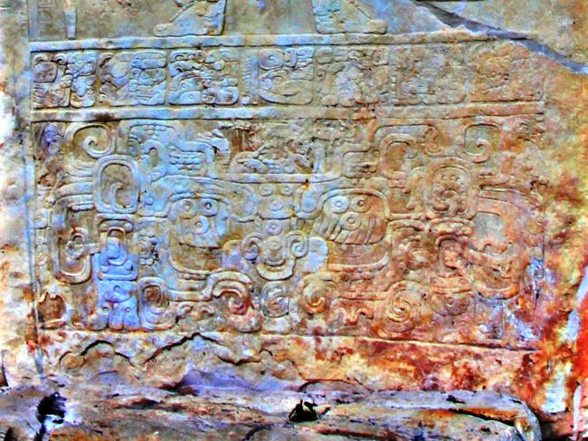 チャン・ムアーン二世王の足元には、象の様な鼻を持つチャーク神（最近の研究では、山の神を示すウィッツ・モンスターとも云われている）が彫り込まれている。 