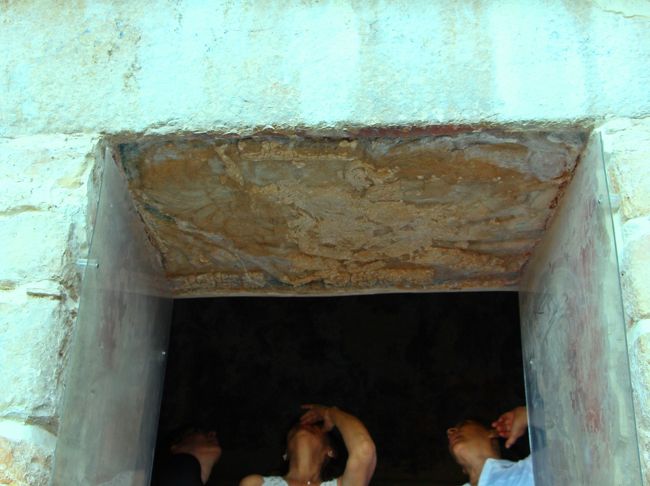 心をときめかせ、壁画の神殿の一番左の部屋へと入る。<br />部屋に入る前には、まず入口扉のレリーフを眺めながら。<br /><br />壁画の神殿の3か所の扉の天井（まぐさ）には彩色されたレリーフが彫り込まれている。  <br /><br />これがけっこう見応えがある…と聞いていたのだが、残念！<br />摩耗がひどく、彩色の色どころかレリーフの凹凸すらはっきりとは分からない。