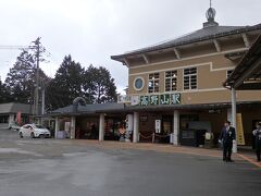 高野山駅のバスターミナル

この日は人が少なかったです。
到着したら雪がちらつき始めていました。

朝から電車に乗り続け、高野山駅に到着したのは１３時過ぎでした。

駅のコインロッカーに荷物は預けました。