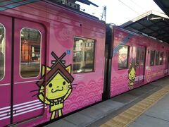 8：24　出雲大社前駅到着。
島根県のマスコットしまねっこが描かれ、更に可愛いさアップのピンクの車両。