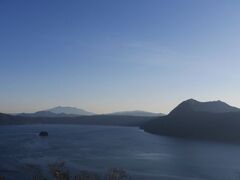 雲も少なく、正面の斜里岳もはっきりと見える。
日中になり、太陽の角度が変わればさらにきれいに見えるだろう。