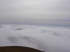 山頂からの風景、、、
麓の景色を見たかったのだが、雲がわき始めてしまい雲海になってしまった。

これはこれで絶景ではある。