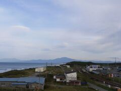 浜小清水駅方向。
ちょうど列車がやってきた。一両のディーゼルカーである。

そして奥には知床連山の山々が連なる。