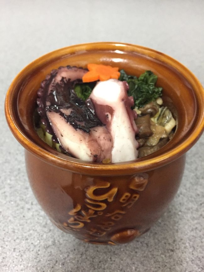 ～おまけ～<br />伊丹空港で買ったひっぱりだこ飯。<br />平成10年、明石海峡大橋開通を記念して、山陽新幹線・西明石駅の駅弁として作られたのですって。<br /><br />容器は、実際に蛸漁で使われる蛸壺を模して焼き上げたものだそう。<br />で、壺の中には炊き込みご飯がぎっしりです。<br />ご飯の上には、たこのうま煮、穴子のしぐれ煮、たこ天(練りもの)などがのっています。<br />具もうまいけど、ワタシはしっかり味のあるこの炊き込みご飯が特に好きです。<br />のんべぇ的には、上の具たちをアテに酒を呑み、最後に炊き込みご飯で〆ます(笑)<br /><br />駅弁が大好きで、いつか駅弁めぐりの旅もしたいと思っています♪<br />京都の旅行記なのに兵庫ネタでしめくくりますが、ご容赦くださいまし～