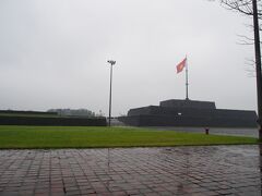 王宮の正面には、大きな旗がたっています。