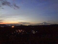 伊豆シャボテン公園を後にし、帰路につきます。
国道135号の渋滞を避けるため、伊豆スカイラインを通って箱根経由で帰ることとしました。

途中、巣雲山からは夕焼けに染まる富士山と、三島・沼津などの夜景を目にすることができました。