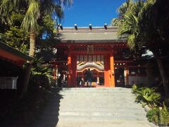 青島神社に到着しました。
青島神社は海幸山幸兄弟の伝説に由来するので、縁結びのご利益が有名です。
