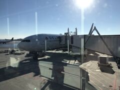 ながいフライトからやっと解放、晴天のミネアポリス・セントポール国際空港に到着。乗り継ぎ時間は 3時間あるので、空港内を散策します。