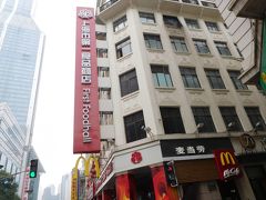 小吃をつまみに「上海市第一食品商店」へ。