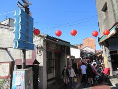 　鹿港老街は、瑤林街と埔頭街のことで、かつては台湾第2の都市の中心地で、古蹟保護エリアにもなっています。
　復元された赤煉瓦の舗道と、修理が施された旧式の家屋が並んでいます。