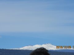 肉眼でも、何か頂上に見えるんですけど・・・・まさか！！

キラウエア火山Kīlauea　アメリカ合衆国〒96778 ハワイ州

から、
マウナ・ケア山Mauna Kea　アメリカ合衆国ハワイ州
が見えます。
東京から富士山程度でしょうから・・