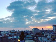 6:00～20:00まで開放されているホテルの屋上です。
少し雲が多くて日の出は見えませんが、いい天気になりそうです。