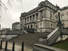 Capitol South駅を出るとすぐに議会図書館 Library Congress。ここってあのグーテンベルグ聖書があるんですよね。ここにあるのは数少ない羊皮紙らしいです。