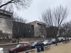 人気のスポットが見えてきました、National Air and Space Museumです。別館（Udvar-Hazy Center）がワシントン入りしたダレス空港の近くにあって、B29 エノラゲイなども展示されているので、個人的にはそちらに行きたかったんだけど、どうしても時間のやりくりが出来なかったんですよね。