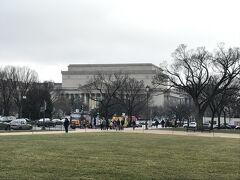 国立公文書館（National Archives）です。独立宣言書が展示されてるんですよね。