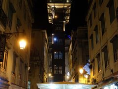 さあ、夕食に出かけましょう。
外は真っ暗です。
サンタ ジュスタのエレベーターは長蛇の列でした。