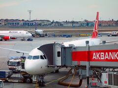 TK1759 Istanbul/ Ataturk 13:15 Lisbon/ Lisbon 15:20
イスタンブールから無事リスボン、ウンベルト・デルガード空港に到着。
イミグレで３０分以上かかり、LISBON AIRPORT SHUTTLEの１番に乗り、ROSSIOで下車。ここから徒歩でリスボン２泊予定の、LX4U Apartmentsへ向かいます。