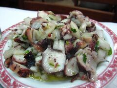 リスボンの１日目の夕食は、魚介のリゾットを頂きます。
RESTAURANTE CERVEJARIA BALEAL
パンとタコの前菜が運ばれてきましたが、パンを断って、タコを頂きます。
