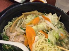 「年越しソバ....ならぬ、年越しラーメン....」

１６年１２月年末の締めは........

日本人的には、水着で海水浴を楽しむよりも、やはり深々と静かに、家の中で落ち着いて、一年間の振り返りと反省、そして次年度に向けての心の準備をする時間が欲しいと言いますか.....

年越しそばならぬ、年越しラーメンでも食べながら...。

只今、サンパウロはラーメン戦争勃発中。いきなり、ラーメン屋が増えました。

それに合わせて、ラーメン好きのブラジル人たちも急増中なんです。


写真：ラーメン和の塩野菜ラーメンと餃子：リベルダージ

