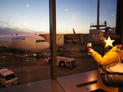 2016/12/24 16:46
成田空港。
シアトル行きボーディングまであと少し。
目的地のフェアバンクスまでは、成田からシアトル、そしてシアトルからフェアバンクスへの1回の乗り継ぎ。
DELTAは初めての航空会社。
頼んだよ!