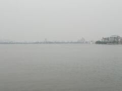 ハノイ最大の湖、タイ湖 (西湖)です。