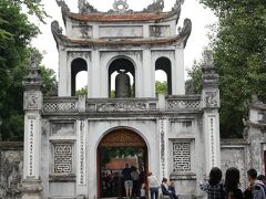 文廟（孔子廟）にやってきました。
１０７６年に開校したベトナム初の大学です。


