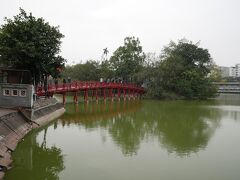 ハノイで一番有名な巨大な亀が住むホアンキエム湖です。

残念ながら２０１６年１月に大亀がなくなりました。
その大きさは、体長１８５ｃｍ、甲羅の幅１００ｃｍ、体重１９６ｋｇです。