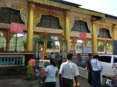 次は、シュエモードー・パヤーへ連れて来られました。
ここがバゴーで最大の見所というか、バゴーに立ち寄った観光客は必ず立ち寄る場所のようです。

入口は何箇所かありますが、バイクの兄ちゃんが休憩しやすい場所に止められた感じ。