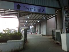 チャットが微妙に余ったので、チップを上乗せして運ちゃんに払っておきました。
たとえ数百円でも、彼らにとっては大きな収入かもしれません。

行きに到着したターミナル1で降ろしてもらいましたが、私が乗るタイ航空はターミナル2でした。
そもそも国際線ターミナルが2つあることを知らず、ドライバーにも何も聞かれなかったので。。
隣接しているので、歩いて5分ぐらいで行けますが、余裕を持って到着しておいてよかった。