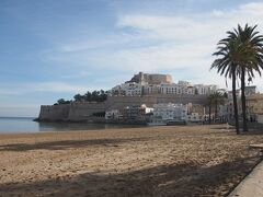 バルセロナから約2時間で、ペニスコラへの玄関口、ベニカルロ駅に到着。
そこから公共バスで向かおうとしたが、バス停まで距離があるという話だったので、タクシーで15分くらいかけて、ペニスコラの観光案内所へ。
ここから目の前のペニスコラ城を目指す。