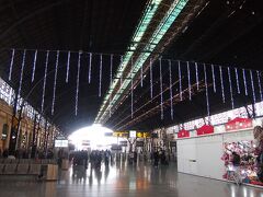 ビジャレアルから近郊線で50分ほどかけて、バレンシア　ノルド駅到着。各国語の”ようこそ”の電光装飾がある中で、残念ながら日本語はなかった・・・