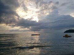 コイツ、125ccだけど超走るよ。
現地での足を手に入れると何かワクワクするねぇ～、ドラクエで船を手に入れたときみたいだ。
手に入れついでに軽くお出掛け。
ガソリンがほとんど入ってなかったので、スタンドで給油。
RM5で2.4リットル……安っ。
その後、パンタイ・チェナンに乗り込んで、ながーい砂浜を延々と走る。
めっちゃ爽快、情緒満載～?
あんまり暗くなると、街灯が無いので運転は危険になるため早々に引き上げましょう。