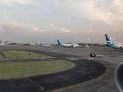 7時間ほどでジャカルタ、スカルノハッタ空港に到着です。
やっぱりガルーダ機が多かったです。