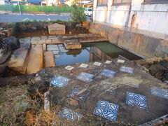 殿様湯の裏に殿様が入った昔の風呂場がある。
敷石や石造りの湯船、タイルなどが残っている。