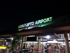 ジョグジャカルタ空港に到着です。
搭乗橋の無い空港で、降機後は歩いてターミナルに向かいます。