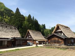 5月2日 晴れ
朝魚津の漁港で釣りするおっちゃんとおしゃべりをしてから日本海をさらに西へ出発進行。富山の寿司屋で早めの昼食。白えび、フクラギ、アカイカ、バイ貝、さより、のどぐろ…旨い&#8252;&#65038;
能登半島は前にも行ったのでなんとなく金沢方面を内陸で目指してみる。
富山県てこんなに半島の左下まであるんだ、などど思いつつ新緑と山藤の道が素晴らしい。ふと思い出してiPhoneで調べてみると五箇山の合掌造り集落がけっこう近いみたい。北陸の京都と呼ばれる城端（じょうはな）を越え山深いとこに相倉の里はあった。
素晴らしい景色で合掌造りの建物もかっこいいんだけど観光地化がちょっと残念。まるでテーマパークみたいだった。日本のどこかに人知れないこんな場所がきっとあるんだろうな。偶然こっそり行ってみたい。