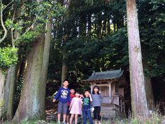 5月4日 晴れ
昨日の暴風のおかげですっきり晴れて穏やかな朝。今日は京都の日本海、丹後半島伊根の舟屋群を目指してみよう。
観光地天橋立にちょこっと寄ってから着いたここは古い民家が伊根湾にずらっと並ぶ素敵なところ。
こんなバイクに乗ってると子どもとおじさんの人気ものになることがある。「おーバイクかっちょえーなー」とか言うから「整列」って言ってカメラ向けたらいい写真が撮れた。
