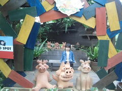 さて、ホテル方面へ戻りつつ立ち寄ったのはおきなわフルーツランドです。

実の所、私もまぁちゃんも何回来てるか分からない施設だし、にょにょですら２回目なのでパスしたかったけど、あっこさん一度は入ってみたいだろうし。

個人的な感想としては入園料が若干割高な感じ。