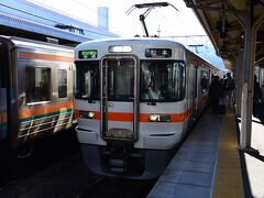 岐阜県の中津川駅で乗り換えます。