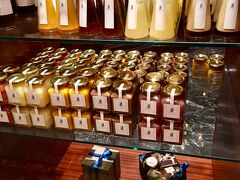 ザ・ロビーラウンジの向かい側は、チョコレート専門コーナーもある「ザ・リッツ・カールトン・グルメショップ」。
（2016年12月31日撮影）