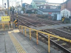 2016.12.30　富田浜
貨物の走行写真を撮るためとなりの駅へ移動。ズームも連写も効かないので自信ない…しかも構内踏切なので、今から乗る列車を撮るなどという芸当もできない。